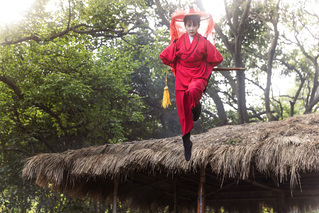 《火車來去》安心亞吊鋼絲空中飛 80年代武俠劇熱潮再現