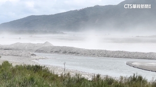 花蓮「風吹沙」霧濛濛！　騎士戴口罩.放慢車速應對