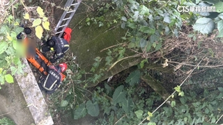 花蓮產業道路貨車撞機車　騎士摔6米山谷傷重亡