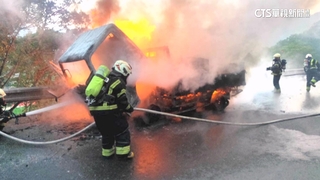 「引擎過熱」下車查看　小貨車瞬間起火.駕駛驚逃