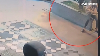 扯！　與男友吵架負氣　女竟持小剪刀隨機刺路人