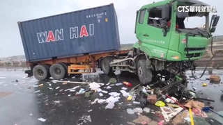 悚！　曳引車自撞護欄　駕駛拋飛摔落4層樓高架亡