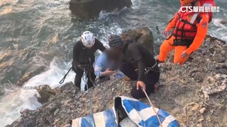 女困高雄壽山海蝕洞15M峭壁！　消防獲報驚險救援