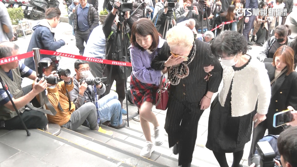 柯媽媽、陳佩琪今天下午至台北地院陳述意見。圖/華視新聞