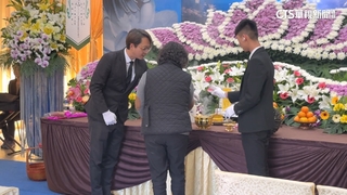 墜樓疑雲遺體冰存666天　高中生告別式家屬悲痛淚別