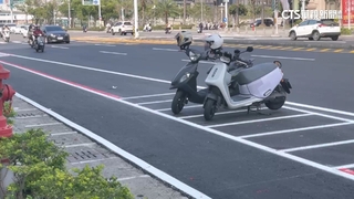 高雄機車停車格卡2車道間惹議　交通局：參考國外設計