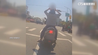 太驚險！小孩載大人開玩具車上路　家長騎車扛童坐肩