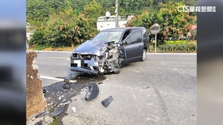 休旅車失控逆向撞對向護欄！　駕駛兒子脫臼送醫
