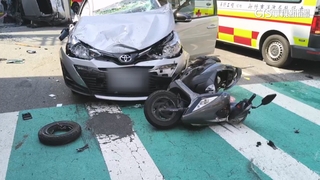 悚！　休旅車猛撞翻數圈　女騎士遭撞噴飛30米不治