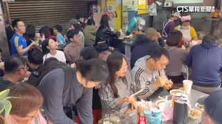 基隆廟口夜市連假擠爆！　一口香腸.螃蟹羹大排長龍