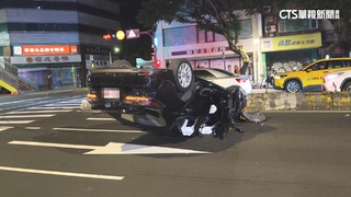 小客車直撞分隔島翻覆　四輪朝天橫躺路中