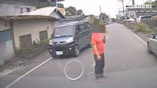 救護車急送！　遭醉男擋道16秒　違規最高可罰3千6