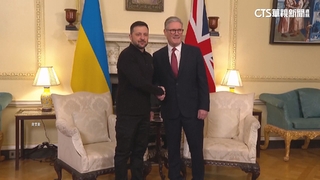 天壤之別！澤倫斯基赴英會談　施凱爾熱情握手擁抱