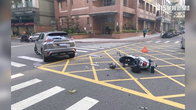 左轉車搶快撞機車　騎士心痛：新車撞壞維修23萬 | 華視新聞