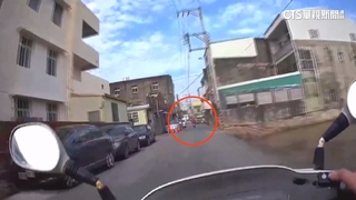 轉彎沒打方向燈　心虛躲警加速逃撞翻女騎士