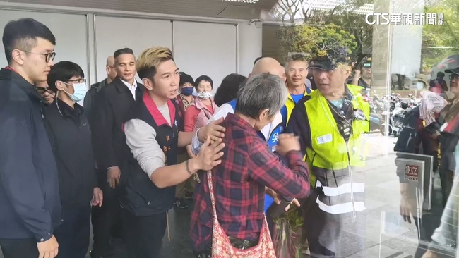 傅花蓮辦活動狂批綠　退休女師當面嗆...遭粗暴架離 | 華視新聞