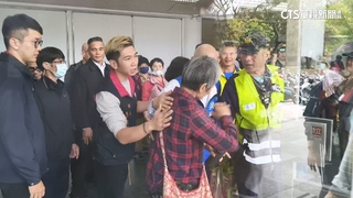 傅花蓮辦活動狂批綠　退休女師當面嗆...遭粗暴架離