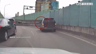 疑為躲「酒駕取締」　重陽橋上倒車險撞後車落跑