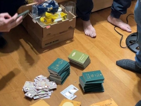 檢警在被告等人住處,扣得數十本護照及台胞證。圖/桃園地檢署提供