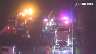 國1嘉義段凌晨連環車禍　2車追撞.貨車再撞翻覆