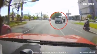 騎士壓車閃「右轉皮卡」　目擊驚睹：宛如賽車手