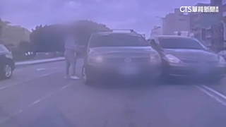 2車爭道緊貼險撞！　火爆大學教授球棒砸車　男怒提告