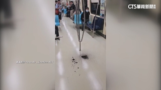 北捷車廂「天降黑液」狂瀉地板　乘客嚇喊：猛毒嗎？