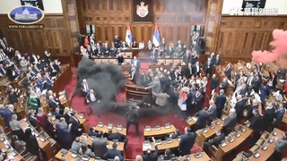 塞爾維亞國會衝突！反對派議員扔煙霧彈　抗爭2傷
