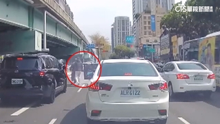 疑變換車道釀糾紛　2煞逼車丟珍奶砸車窗嚇壞孕妻