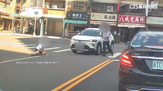 砰！駕駛轉彎未停讓　女通過行人穿越道被撞倒