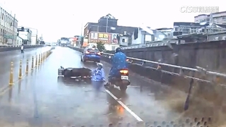 婦違規迴轉上橋被撞飛　「車輪超近」頭險被輾