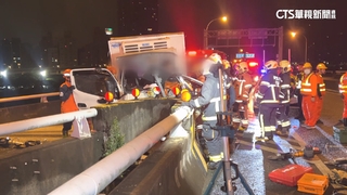 疑入口槽化線遭占用！　國道貨車駕駛失控自撞