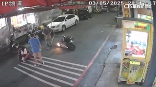 路上有賊！　騎車找目標趁機偷包　逃逸慘自摔