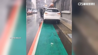 汽車違停人行道！女推嬰兒車走馬路疑遭擦撞　雙方互告