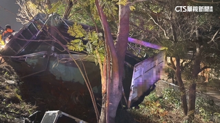 國1轎車疑超車失控3車連撞　小貨車墜邊坡2傷