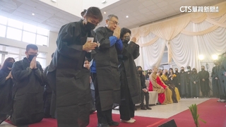 父告別式「8人員貼身戒護」　柯文哲未上戒具著囚服出席