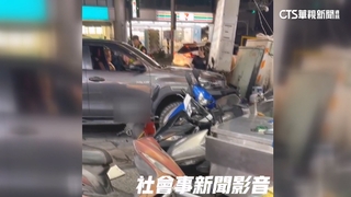 台南駕駛疑身體不適　休旅車失控衝騎樓「撞倒9機車」