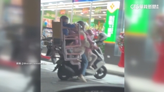 婦「四貼」堆疊塑膠椅椅載3孩　民眾看傻警要罰