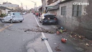 轎車失控撞民宅又撞車！　3人棄車走人　警追查