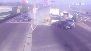 台61線大貨車追撞5車　藥劑車破裂「漂白水」流滿車道