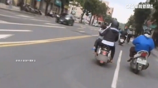 孩坐機車後座乘客腿上一路晃　懸空車外超危險