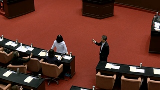 藍委要求議場內禁錄影！陳玉珍肉身擋吳思瑤鏡頭　沈伯洋狠酸：國民黨式的戒嚴最對味