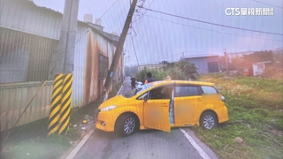桃園整支被撞歪！計程車突衝撞電線桿　警將釐清車禍原因