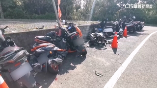 疑酒駕轉90度彎道撞倒整排機車　駕駛逃逸