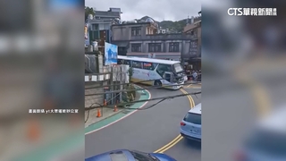 公車一次通過「超窄九份彎道」　影片征服百萬網友