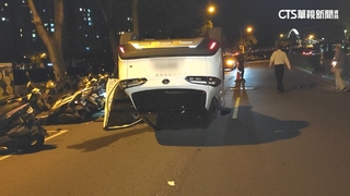 危險！女疑心情差酒駕上路　連撞24台機車後翻覆