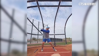 鈴木誠也「武士特訓」！ 　揮刀精準將球斬成兩半