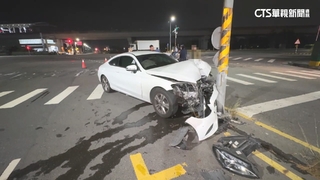 又是酒駕！　駕駛自撞分隔島車頭變形　公共危險罪送辦