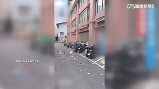 沒公德心！　大樓下「垃圾雨」　廚餘塑膠袋落滿地
