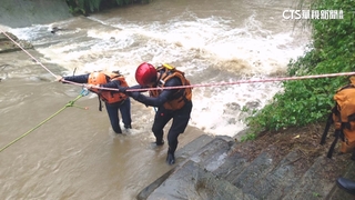溪水暴漲！4人掃墓回程受困桃園野溪　消防員橫渡救出